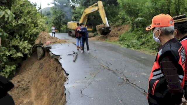 Wabup Pangkep Tinjau Jalanan Longsor dan Korban Puting Beliung