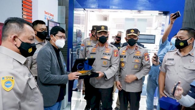 Satpam BRI di Makassar Dapat Penghargaan dari Polri karena Tegakkan Prokes, Videonya Sempat Viral