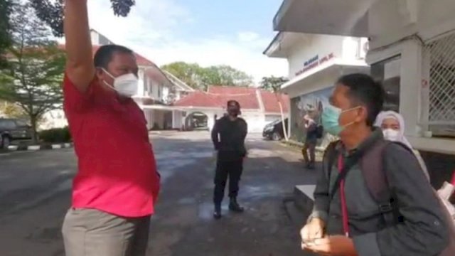 Seorang wartawan foto diusir saat hendak melakukan peliputan gladi pelantikan kepala daerah. ()