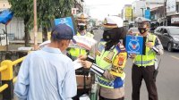 Bagi-bagi Masker, Kasat Lantas Polres Pinrang: Pakai Selalu Masker, Jangan Sampai Kendor