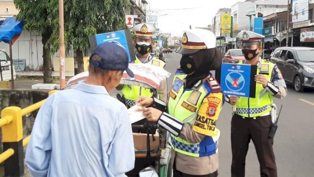 Bagi-bagi Masker, Kasat Lantas Polres Pinrang: Pakai Selalu Masker, Jangan Sampai Kendor