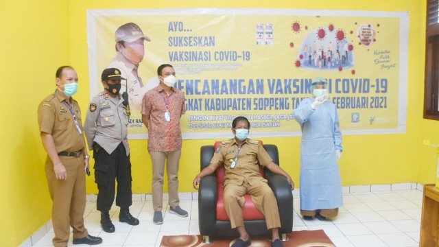 Bupati Soppeng Jadi Orang Pertama Disuntik Vaksin Covid-19