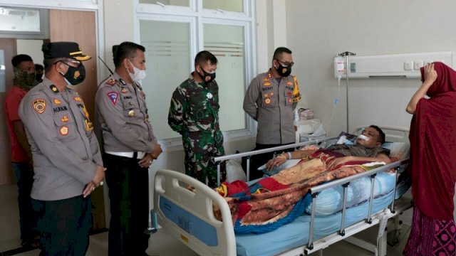 Kepala Kepolisian Resor (Kapolres) Takalar AKBP Beny Murjayanto dan Dandim 1426 Takalar Letkol Czi Catur Witanto saat membesuk Aipda Basri di Rumah Sakit Umum Daerah (RSUD) H. Padjonga Daeng Ngalle Takalar, Kamis (11/02/2021). ()