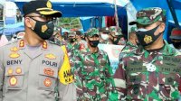 Sasar Pasar Pattallassang, Kapolres dan Dandim Takalar Bagi-bagi Masker