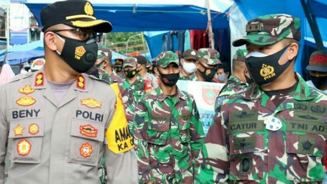 Kapolres Takalar AKBP Beny Murjayanto dan Dandim 1426 Takalar Letkol Czi Catur Witanto memimpin langsung Operasi Yustisi di Pasar Tradisional Pattallassang.