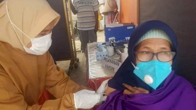 Salah satu nakes lansia di Luwu Utara saat disuntik vaksin Covid-19 baru-baru ini di Masamba (ft. istimewa)