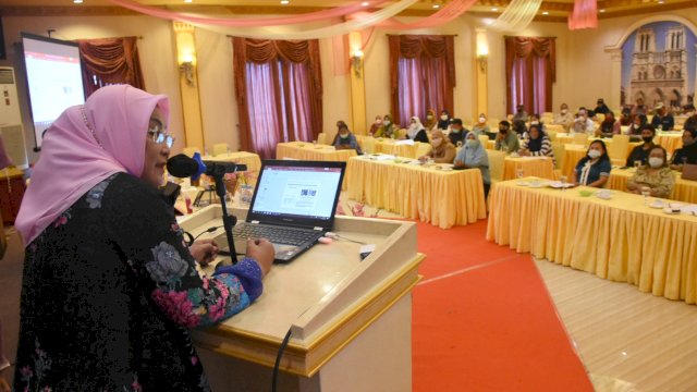 Anggota DPRD Makassar, Apiaty Amin Syam sosialisasikan Perda Pengarusutamaan Gender (PUG), di Hotel Grand Town, Rabu (10/3/2021).