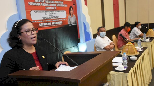 Anggota DPRD Makassar, Galmerrya Kondorura sosialisasikan Perda Pengelolaan Sampah, di Hotel Dalton, Minggu (28/3/2021).
