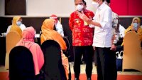 Tinjau Vaksinasi Massal 500 Guru, Jokowi: Jika Selesai, Uji Coba Tatap Muka Terbatas