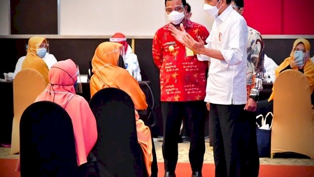 Tinjau Vaksinasi Massal 500 Guru, Jokowi: Jika Selesai, Uji Coba Tatap Muka Terbatas