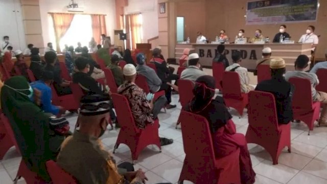 Pembayaran ganti rugi tanah warga terdampak pembangunan Bendung Baliase di Aula Bappeda, Senin (29/3/2021).