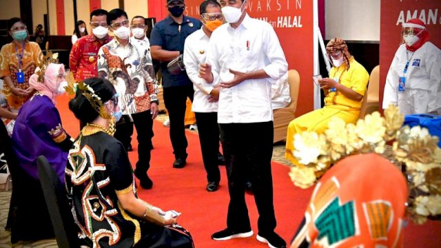 Plt Gubernur Sulsel mendampingi Presiden RI, Joko Widodo, meninjau pelaksanaan Festival Smart Vaksinasi Makassar di Hotel Dalton, Jalan Perintis Kemerdekaan, Makassar, Kamis (18/3/2021) kemarin. Vaksinasi itu diikuti oleh 500 guru di Kota Makassar.