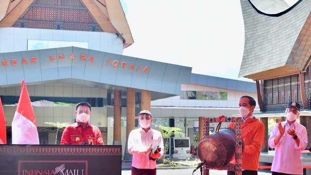 Presiden Joko Widodo meresmikan Bandara Buntu Kunik di Tana Toraja, Kamis (18/3/2021). 