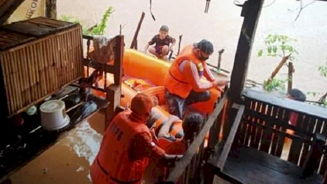 Ilustrasi: Tim dari Pemerintah Daerah di lokasi banjir. ()