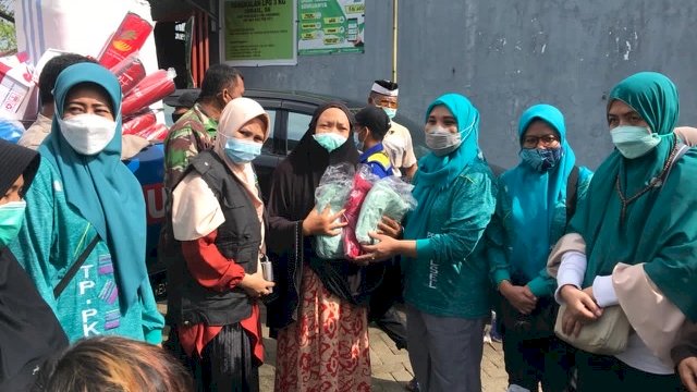 Terobos Genangan Air, Kader PKK Sulsel Salurkan Bantuan untuk Korban di Biringkanaya dan Manggala