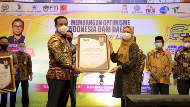 Bupati Luwu Utara, Indah Putri Indriani menerima penghargaan SMSI yang diserahkan oleh Plt.Gubernur Sulsel, Andi Sudirman Sulaiman.
