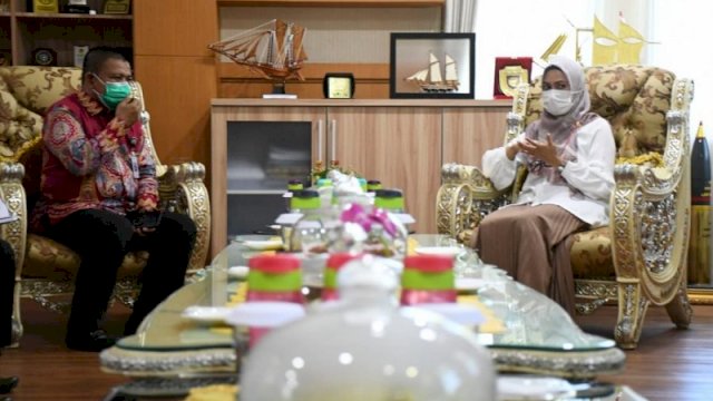 Bupati Indah Putri Indriani saat menerima Kepala Cabang Dinas Pendidikan Wilayah XII Sulsel, Muhammad Arfah, di Ruang Kerjanya, Jumat (12/3/2021).