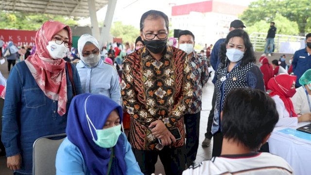 Walikota Makassar Moh. Ramdhan &ldquo;Danny&rdquo; Pomanto meninjau langsung vaksinasi massal terhadap para guru dan stakeholder kependidikan lainnya di Tribun Karebosi, Makassar, Sabtu (27/3/2021).