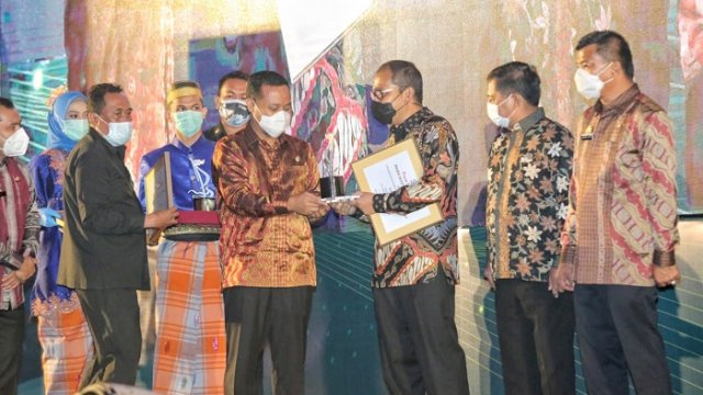 Raih Penghargaan Forum Phinisi Sultan, Danny Berterima Kasih ke Pejabat Walikota