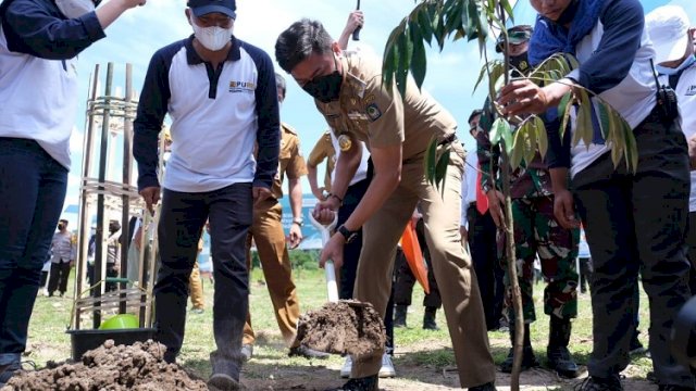 Bupati Gowa Tanam Pohon di Bilibili, Ini Pesannya