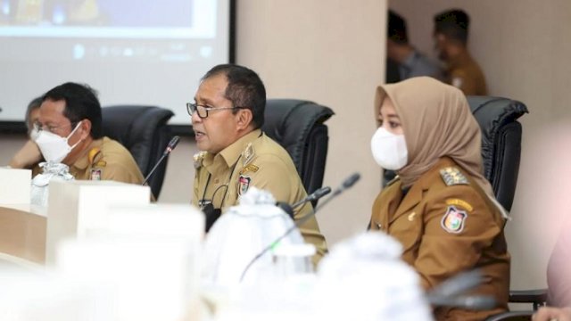 Walikota Makassar Moh Ramdhan Danny Pomanto bersama Wakil Walikota Makassar Fatmawati Rusdi saat rapat pengarahan pertama secara terbuka di ruang Sipakalebbi, Balaikota, Senin (1/3/2021).