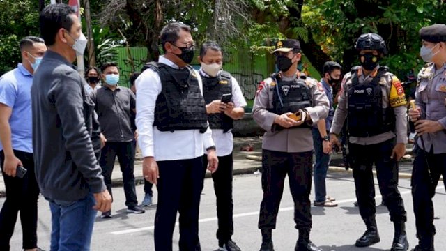 Kapolda Sulawesi Selatan Inspektur Jenderal Merdisyam saat meninjau lokasi ledakan di depan Gereja Katedral Makassar, Minggu (28/3/2021).