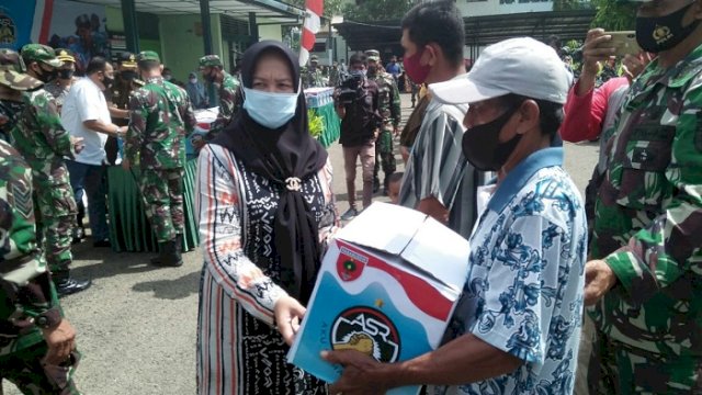 Launching ‘Aku Sahabat Rakyat’, Kodim Sinjai Bagikan Ratusan Sembako kepada Warga
