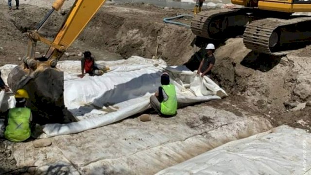 Tanggul darurat dengan metode perkuatan geotextile yang dilakukan di Luwu Utara.