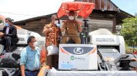 Wabup Lutim Budiman Serahkan Bantuan Alat Pertanian untuk Lima Desa