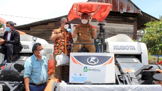 Wabup Lutim Budiman Serahkan Bantuan Alat Pertanian untuk Lima Desa