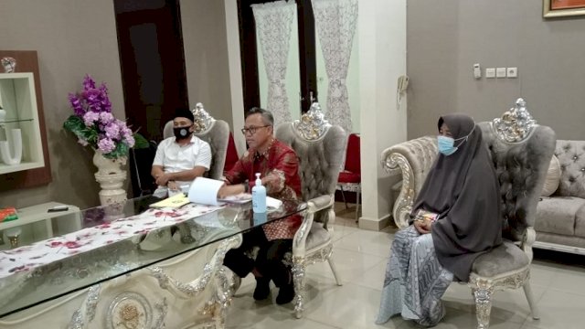 Wakil Bupati Lutim, H. Budiman pada acara bertajuk &ldquo;Total Action Anda Solution&ldquo; yang diselenggarakan secara virtual di rumah jabatan Bupati Lutim, Sabtu (6/3/2021) kemarin. ()