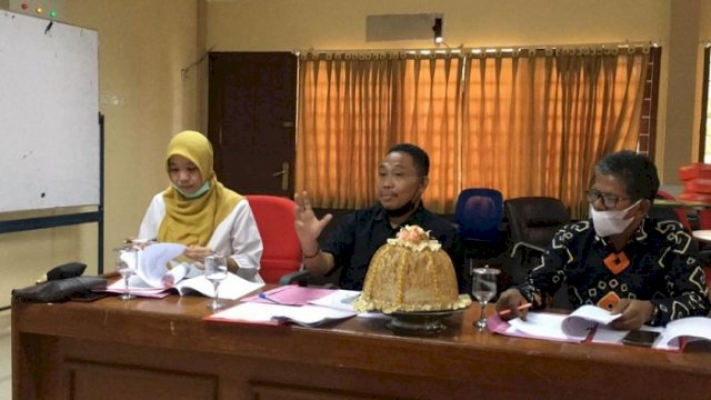 Kepala BKPSDM Luwu Utara, Nursalim Ramli (tengah) saat menjadi penguji.