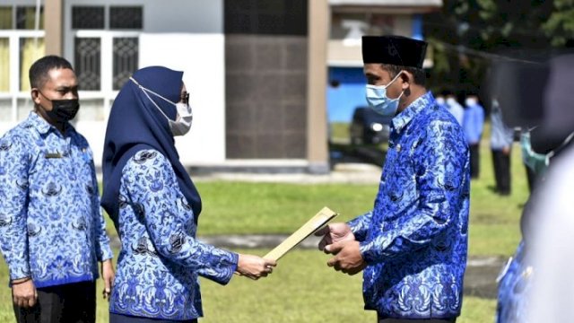Bupati Luwu Utara, Indah Putri Indriani saat menyerahkan SK PPPK secara simbolis.