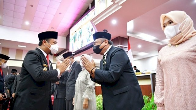 Plt Gubernur Sulsel, Andi Sudirman Sulaiman memberikan ucapan selamat kepada dua anggota DPRD Sulsel yang baru dilantik, M Arfandy Idris dari Partai Golkar, dan Andi Heri Suhari Attas dari Partai Gerindra.