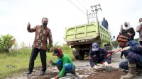 Rusak dan Berlubang, Jalan Metro Tanjung Bunga Mulai Ditambal