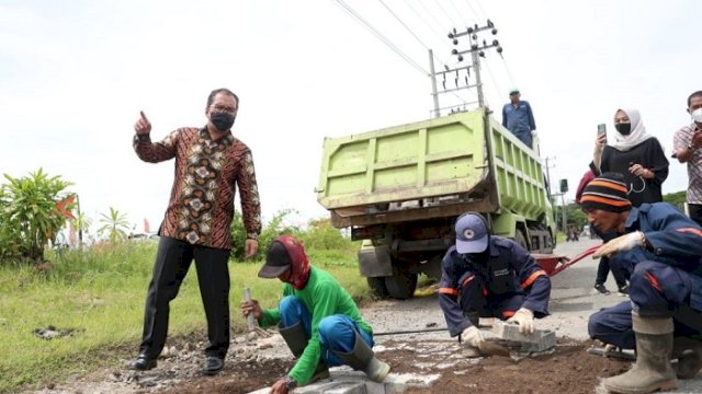 Rusak dan Berlubang, Jalan Metro Tanjung Bunga Mulai Ditambal
