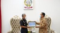 Andi Sudirman Serahkan Piagam Penghargaan kepada Kakanwil Bea Cukai