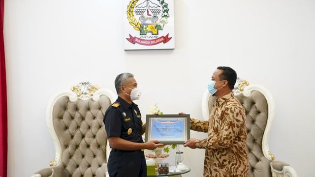 Andi Sudirman Serahkan Piagam Penghargaan kepada Kakanwil Bea Cukai