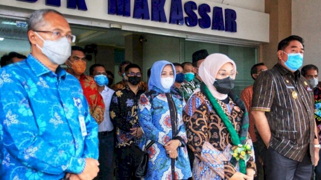 Sekretaris Daerah Provinsi Sulsel, Abdul Hayat Gani (kanan) saat mendampingi Menteri Ketenagakerjaan RI, Ida Fauziyah, dalam acara Pembukaan Pelatihan Berbasis Kompetensi dan Peresmian Gedung Aula, Gedung Asrama, dan Gedung 3in1, Balai Latihan Kerja (BLK) Makassar, Tahun 2021, yang berlangsung di Aula BLK, Jumat (19/3/2021). ()