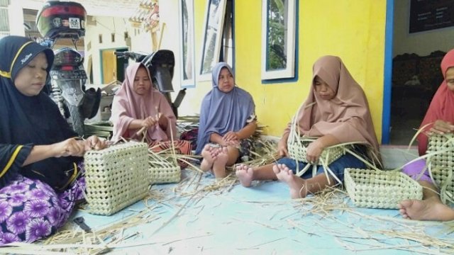 Yuk, Tengok Kreasi Kerajinan Anyaman Daun Lontar di Desa Sanjai