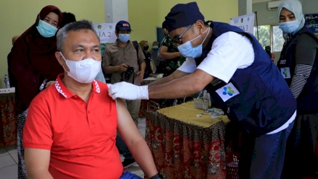 Wakil Bupati Luwu Timur H Budiman menjalani vaksinasi Covid-19 di Aula Husada Indah Puskesmas Malili, Kecamatan Malili, Jumat (12/3/2021).