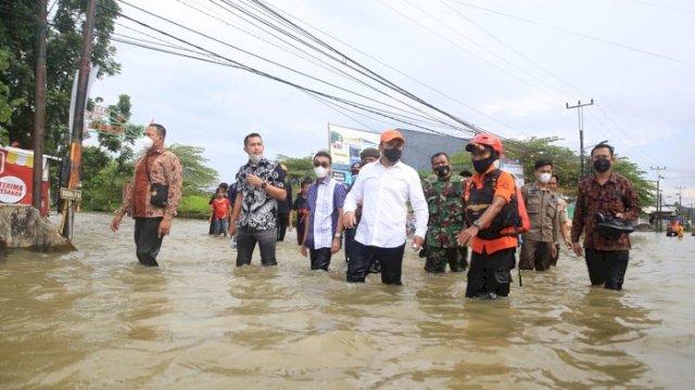 Walikota Makassar saat meninjau lokasi banjir di daerah Antang, beberapa waktu lalu. 