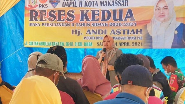 Anggota DPRD Kota Makassar Andi Astiah saat menggelar Reses Kedua Masa Persidangan Kedua Tahun Anggaran 2020-2021 di Jalan Sultan Abdullah, Kelurahan Buloa, Tallo, Sabtu (24/4/2021).