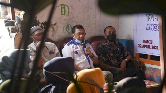 Anggota DPRD Kota Makassar Arifin Dg Kulle menemui konstituen di Kampung Holywood Jalan Nuri, Kelurahan Bontorannu, Mariso, Kamis (22/4/2021).