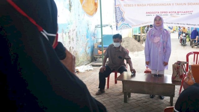 Anggota DPRD Kota Makassar Budi Hastuti menggelar reses di Jalan Flamboyan Kecamatan Mariso, Selasa (20/4/2021).