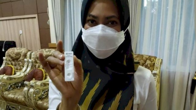 Bupati Luwu Utara Indah Putri Indriani memperlihatkan hasil swab antigen. Hasilnya negatif COVID-19.
