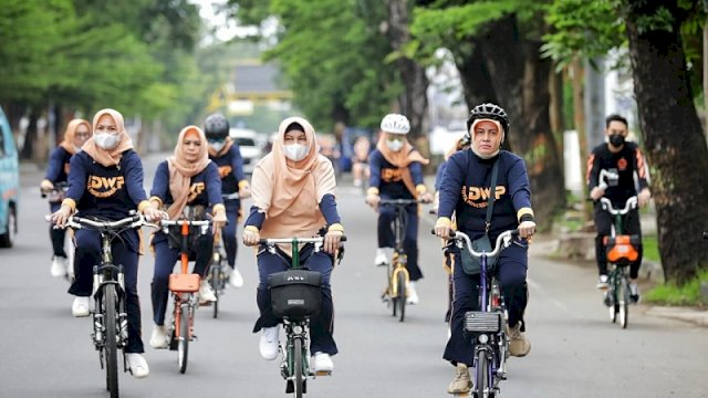 Gowes Bareng DWP Makassar, Indira: Olahraga Tidak Boleh Diabaikan saat Pandemi