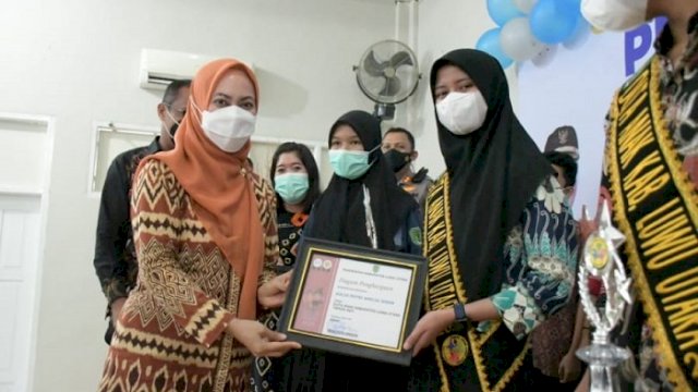 Bupati Luwu Utara, Indah Putri Indriani saat memberikan penganugerahan Duta Anak Luwu Utara.