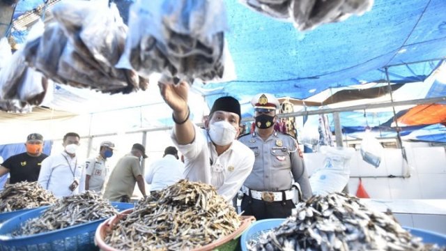 Sekda Armiadi saat memimpin sidak sembako di pasar Bonebone dan Sukamaju, Rabu (14/4/2021).