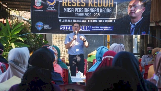 Anggota DPRD Kota Makassar Supratman saat menggelar Reses Kedua Masa Persidangan Kedua Tahun Anggaran 2020-2021 di Jalan Nipa-Nipa, Kelurahan Manggala, Kecamatan Manggala, Sabtu (24/4/2021).
